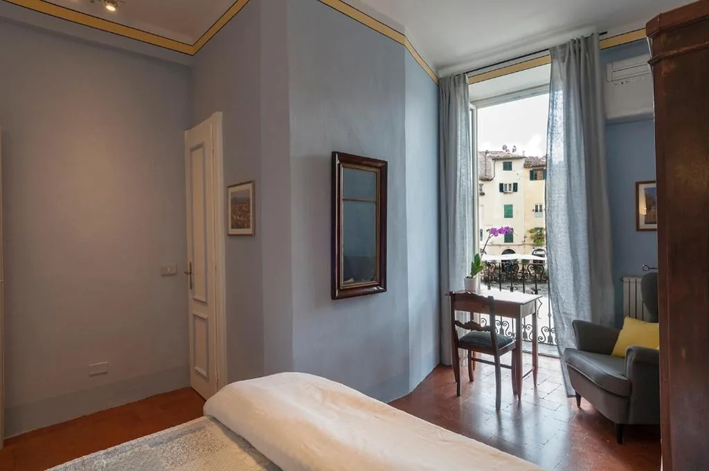 Camera Matrimoniale con Balcone — B&B Arena di Lucca