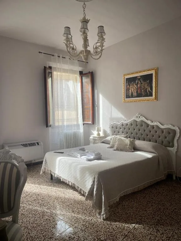 Camera Matrimoniale con Balcone — Dimora Sotto la Rocca