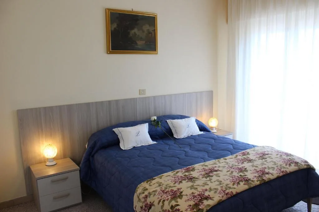 Double Room with Balcony and Partial Sea View — Hotel Luca