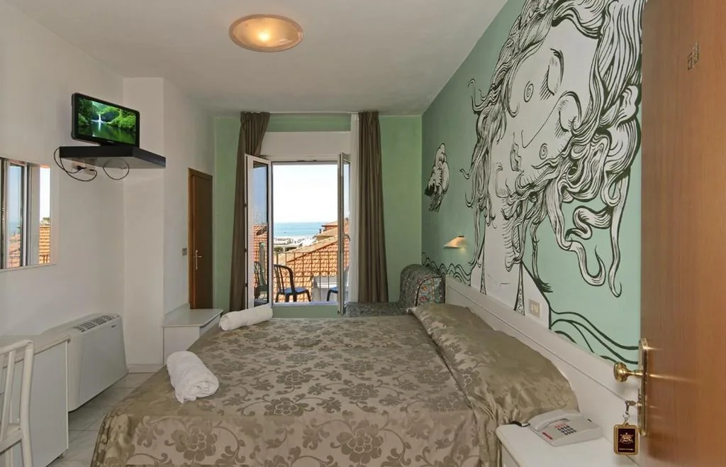 Camera Matrimoniale con Balcone e con Vista Mare Parziale — Hotel Regina