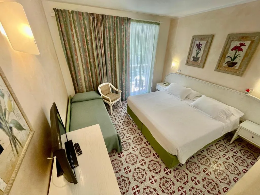 Camera Matrimoniale con Balcone e Letto Supplementare — Hotel Meridiana