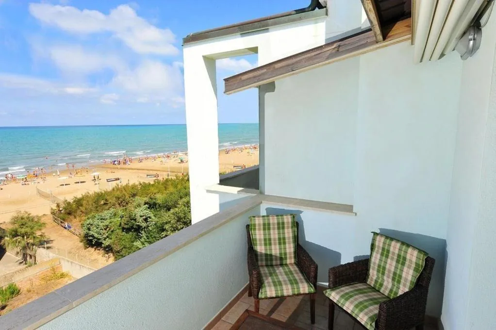Camera Matrimoniale con Balcone e Vista Mare — Hotel Aurora