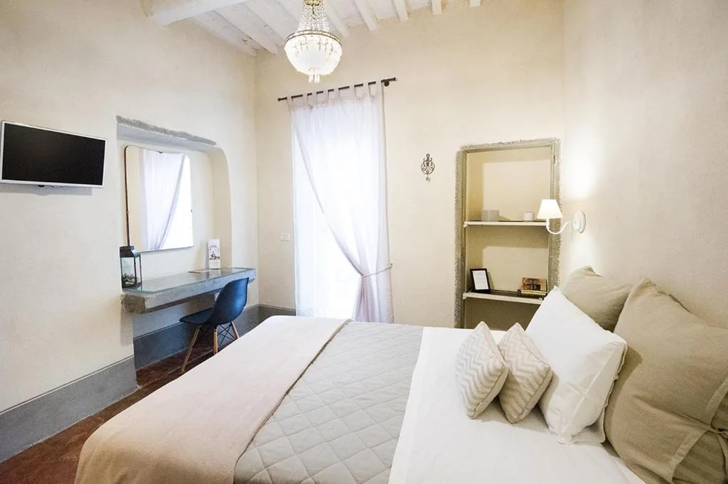 Camera Matrimoniale con Balcone — Il Piccolo Cavour Charming House B&B