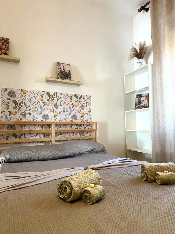 Camera Matrimoniale con Balcone — Leaning Tower Rooms Free Parking Self Check In