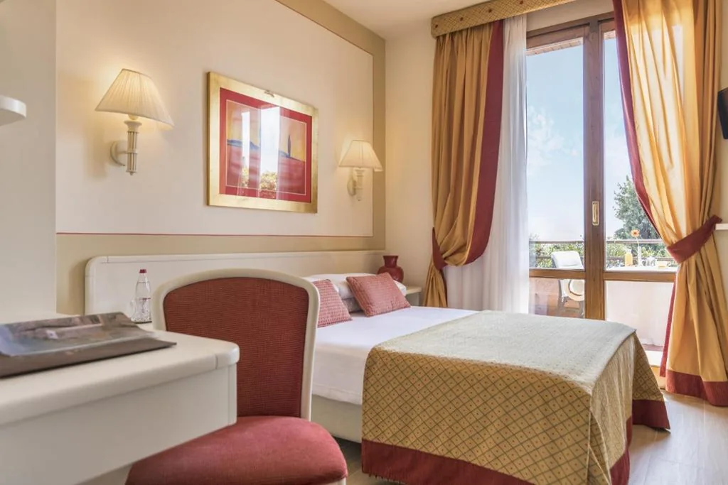 Camera Matrimoniale con Balcone — Relais Santa Chiara Hotel by Double Hospitality