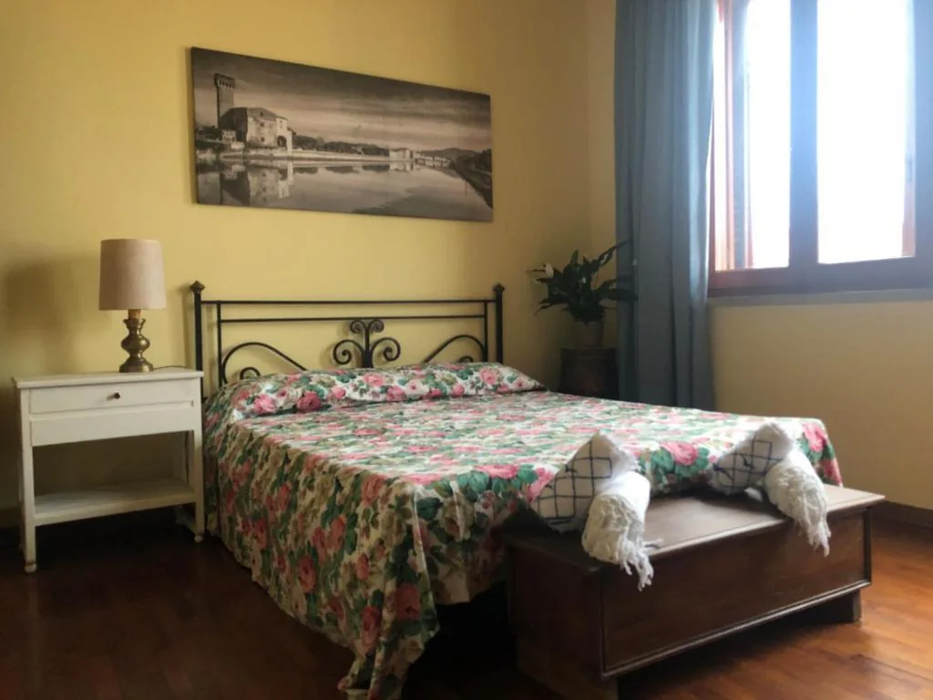 Camera Matrimoniale con Balcone — Villa Orsini – A Retreat in Pisa – Food and Relax