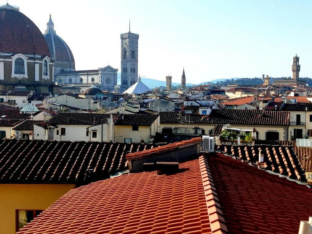 Camera Matrimoniale con Balcone Vista Città — Soggiorno Rubino