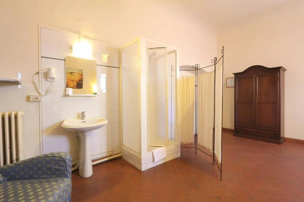 Camera Matrimoniale con Doccia Privata e Servizi Igienici in Comune — Hotel Bavaria