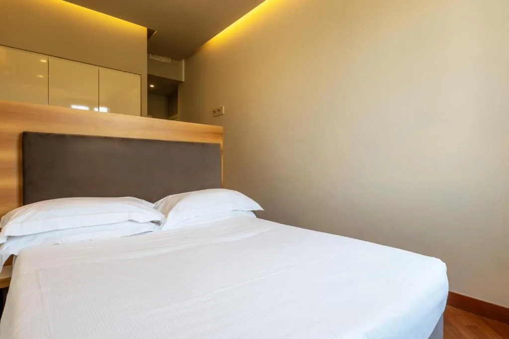Double Room with Small Double Bed — Hotel Embassy