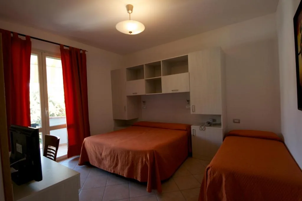 Camera Matrimoniale con Letto Supplementare (3 Adulti) — Hotel Il Pino