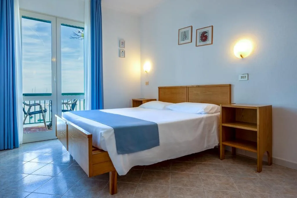 Double Room with Terrace and Sea View — Hotel Paradiso
