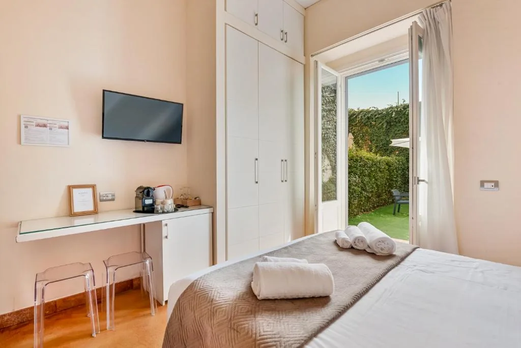 Camera Matrimoniale con Vista Giardino — Aurora Garden Lodging – Rooms & Apartment