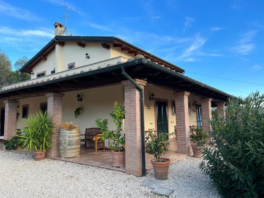 Camera Matrimoniale con Vista Giardino — Casale Terre Rosse