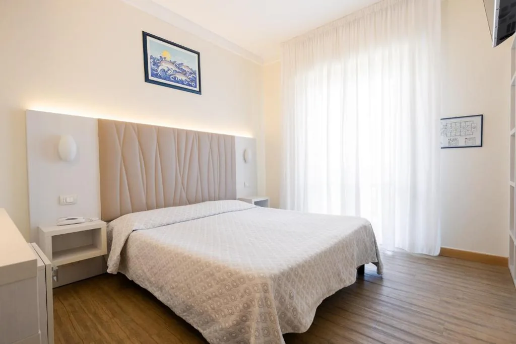 Camera Matrimoniale con Vista Mare Parziale — Hotel Oceano