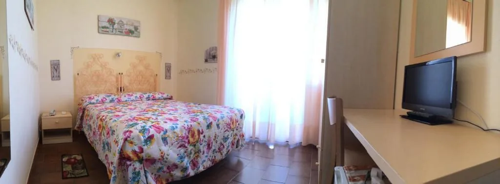 Camera Matrimoniale con Vista Mare Parziale — Lungomare Hotel