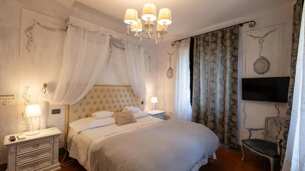 Camera Matrimoniale con Vista Piscina — Il Castagnolo Country B&B
