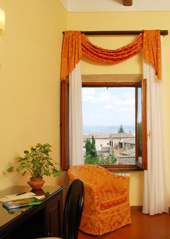 Camera Matrimoniale con Vista sulla Campagna — Leon Bianco