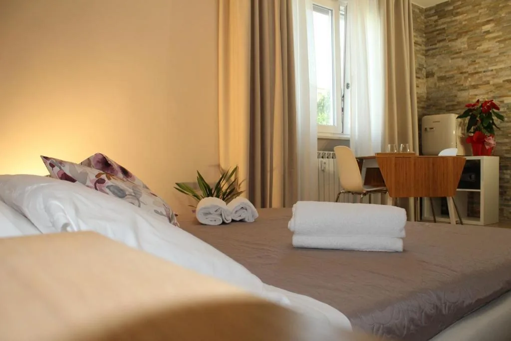 Deluxe Double Room — Aurora BnB