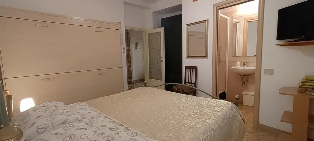 Deluxe Double Room — Cisanello Room Rent