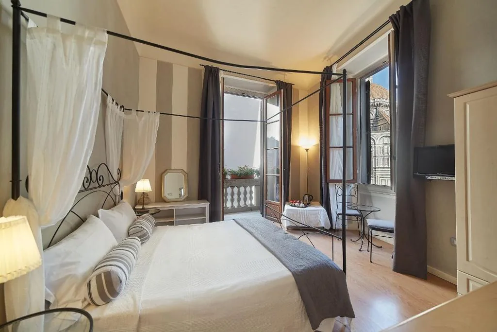 Deluxe Double Room with Balcony — B&B Di Piazza Del Duomo
