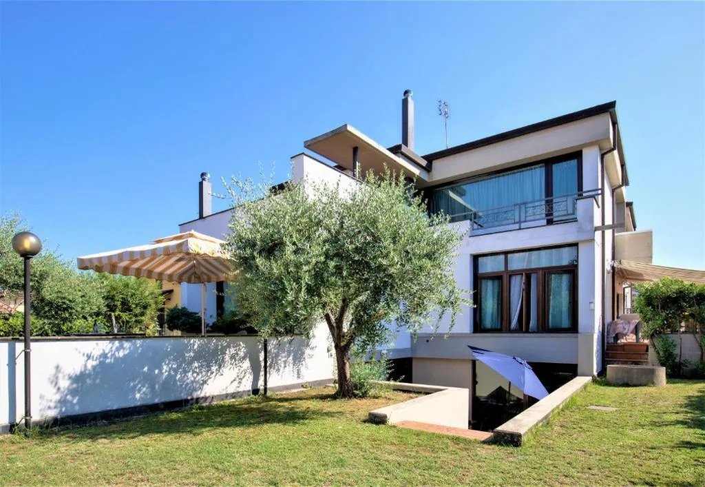 Camera Matrimoniale Deluxe con Balcone — B&B Villa Apuana