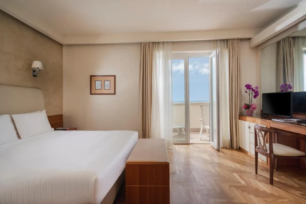 Deluxe Double Room with Balcony and Partial Sea View — Grand Hotel & Riviera