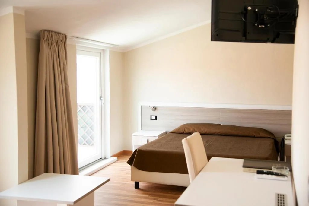 Deluxe Double Room with Balcony and Sea View — Hotel Fabricia