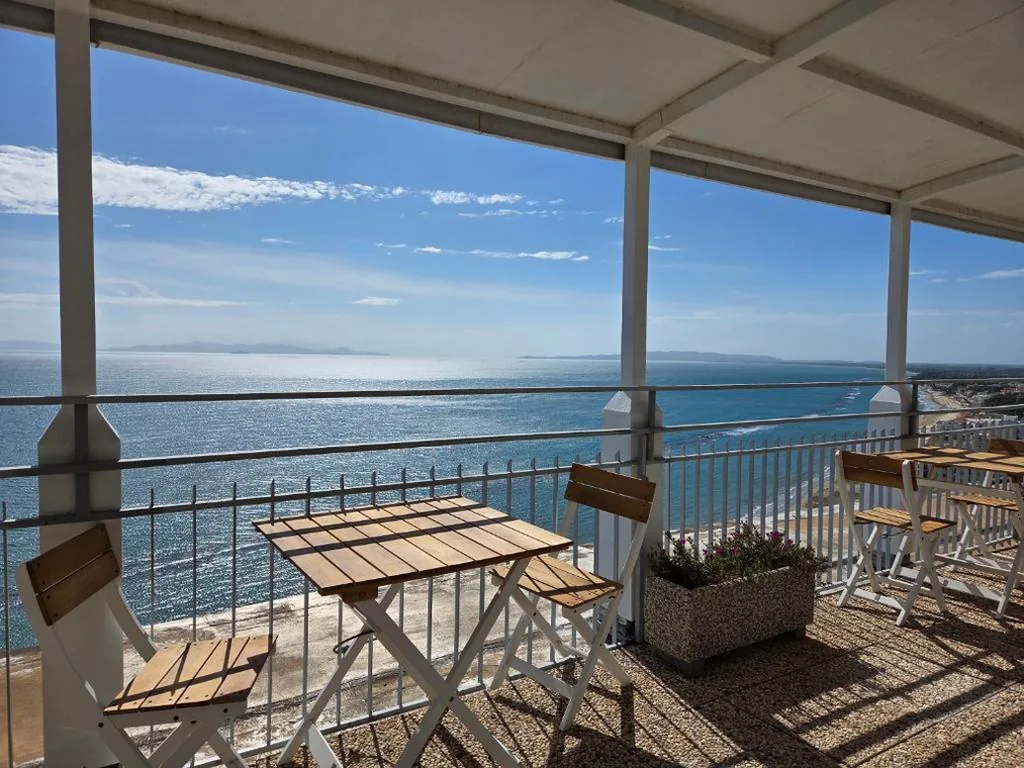 Camera Matrimoniale Deluxe con Balcone e Vista Mare — Suite Torre Azzurra B&B – Rooftop Sea View