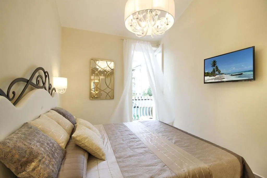Camera Matrimoniale Deluxe con Balcone — LUCCA IN CHIC – No Ztl, Free Parking, Priv Bath, Old City 550m