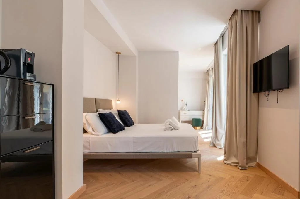 Camera Matrimoniale Deluxe con Balcone — The Old Palace- Luxury Suites Signoria