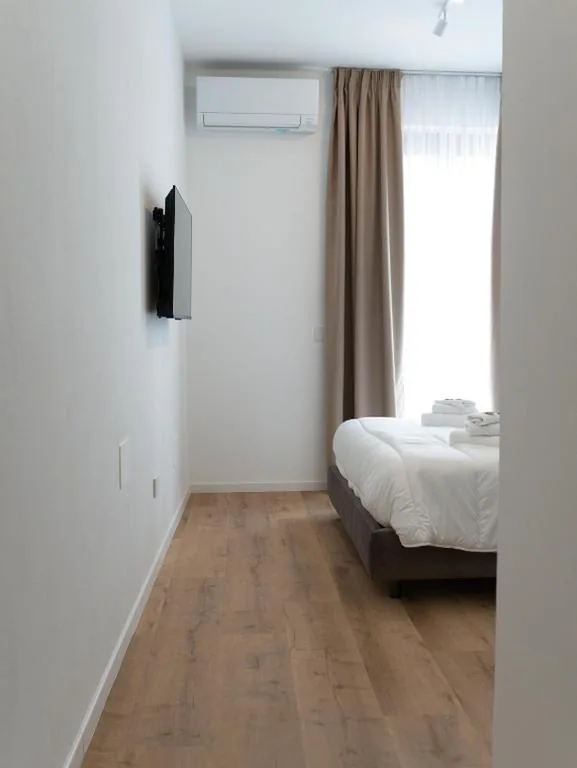 Deluxe Double Room with Balcony — VILLA ISABELLA Ospedale Cisanello