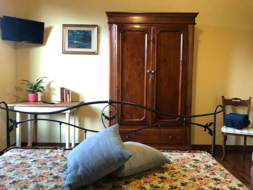 Camera Matrimoniale Deluxe con Balcone — Villa Orsini – A Retreat in Pisa – Food and Relax