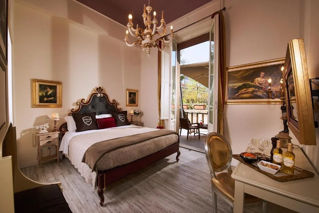 Camera Matrimoniale Deluxe con Balcone — Villa Tower Inn
