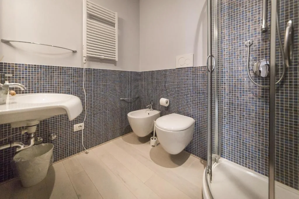 Deluxe Double Room with Shower — Guesthouse Via Di Gracciano – Adults Only