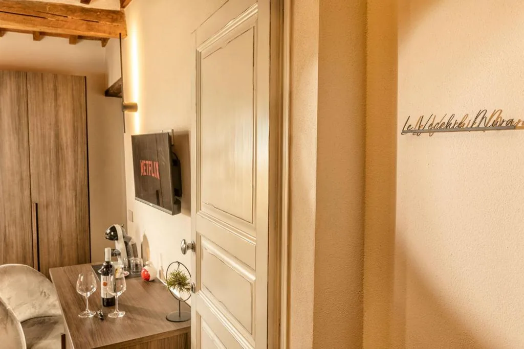 Camera Matrimoniale Deluxe con Doccia — Palazzo Falcinelli Luxury Room in Montepulciano Center with Air Conditioning and Elevator