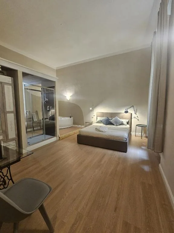 Camera Matrimoniale Deluxe con Vasca — Aria di Mare – Tra Centro e Porto