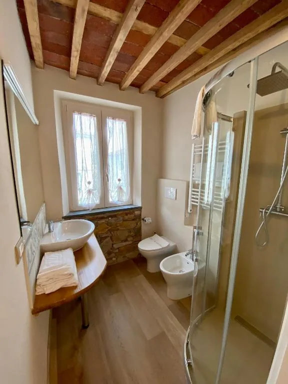 Camera Matrimoniale Deluxe con Vasca — Il Tiglio Jacuzzi&Sauna