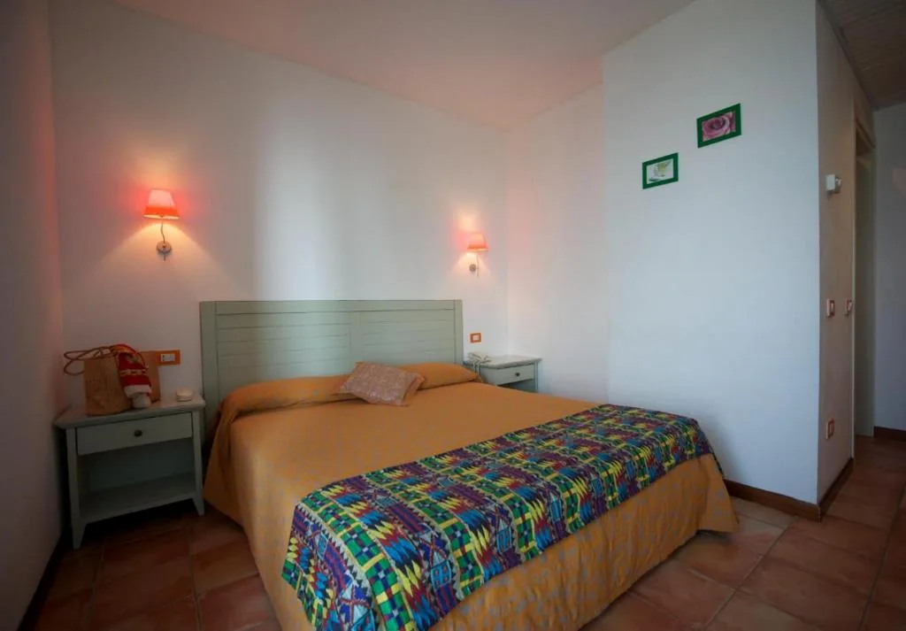 Camera Matrimoniale Deluxe con Vista Mare Laterale — Hotel Villa Tramonto direttamente sul mare