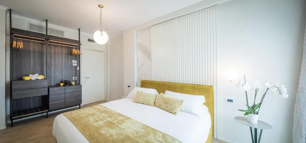 Deluxe Modern Double Room with Hot Tub — Hotel Luna