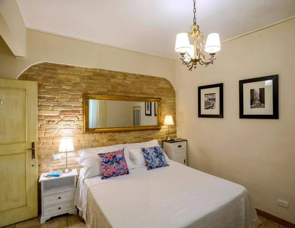 Double Room — Donna Nobile