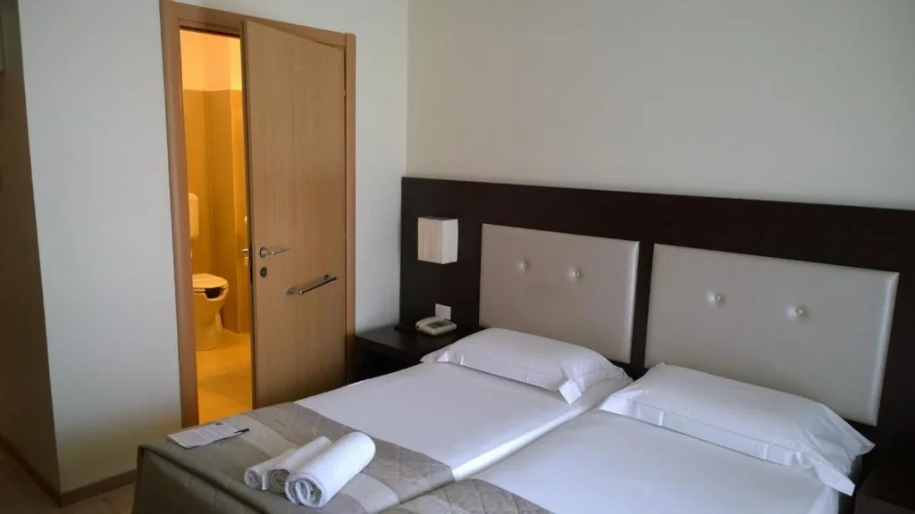 Camera Matrimoniale/Doppia con Letti Singoli - Accesso Disabili — Hotel Executive