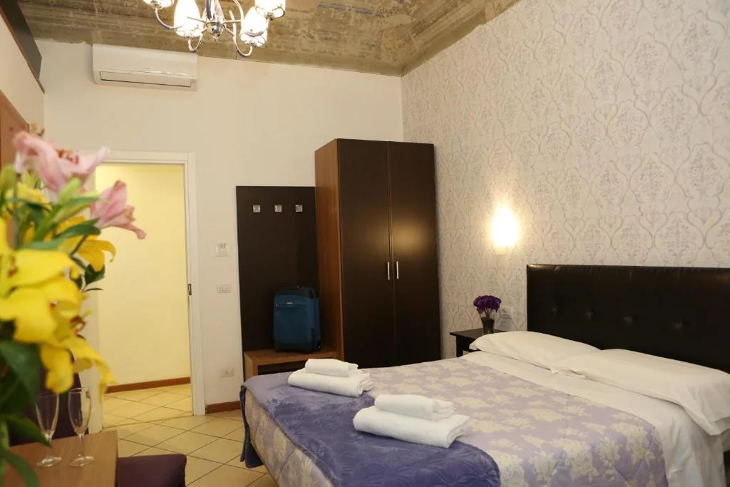 Double or Twin Room — Adelaide House