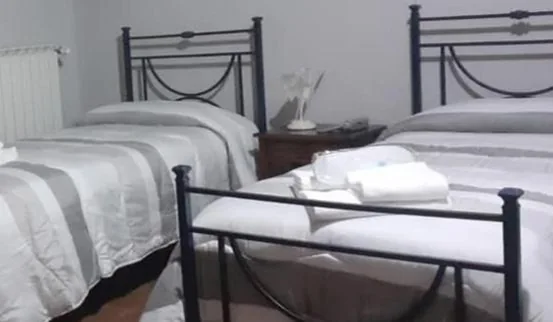 Camera Matrimoniale/Doppia con Letti Singoli — Affittacamere il 44 Parallelo Pistoia