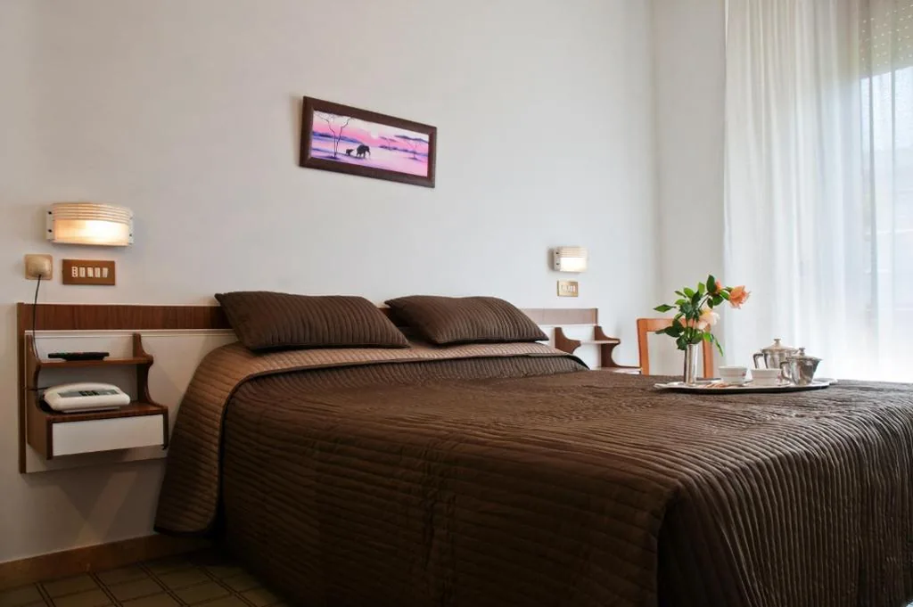 Camera Matrimoniale/Doppia con Letti Singoli — Albergo La Rosetta