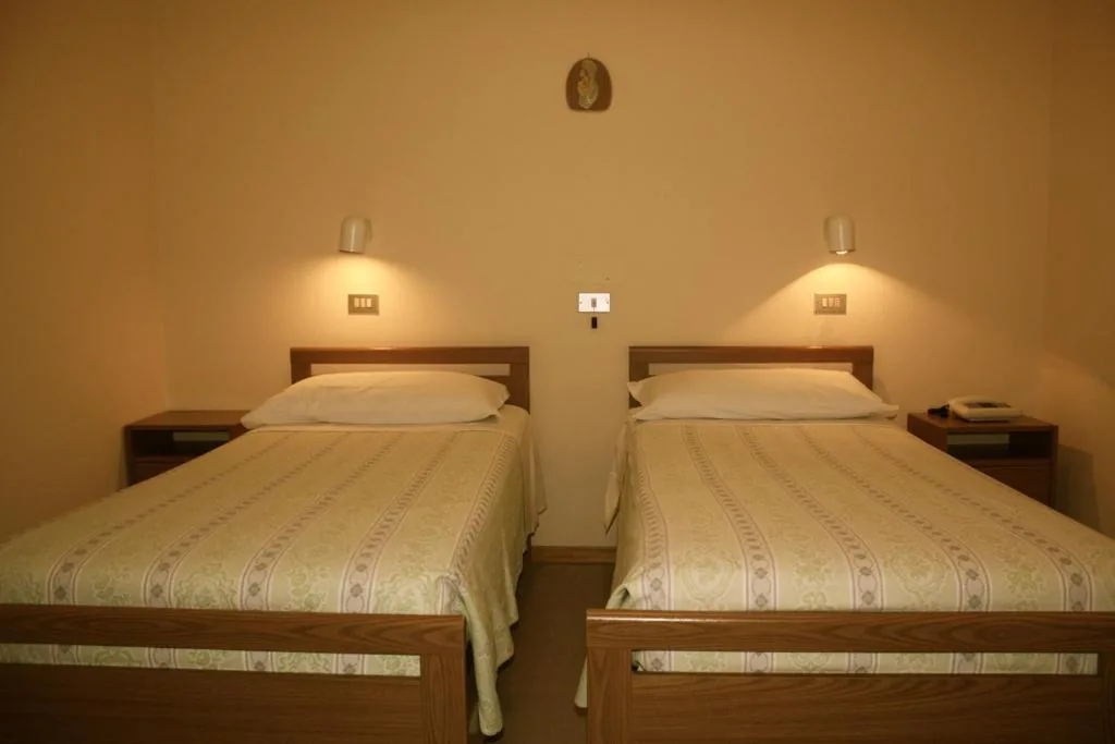 Camera Matrimoniale/Doppia con Letti Singoli — Albergo Villa Dionori