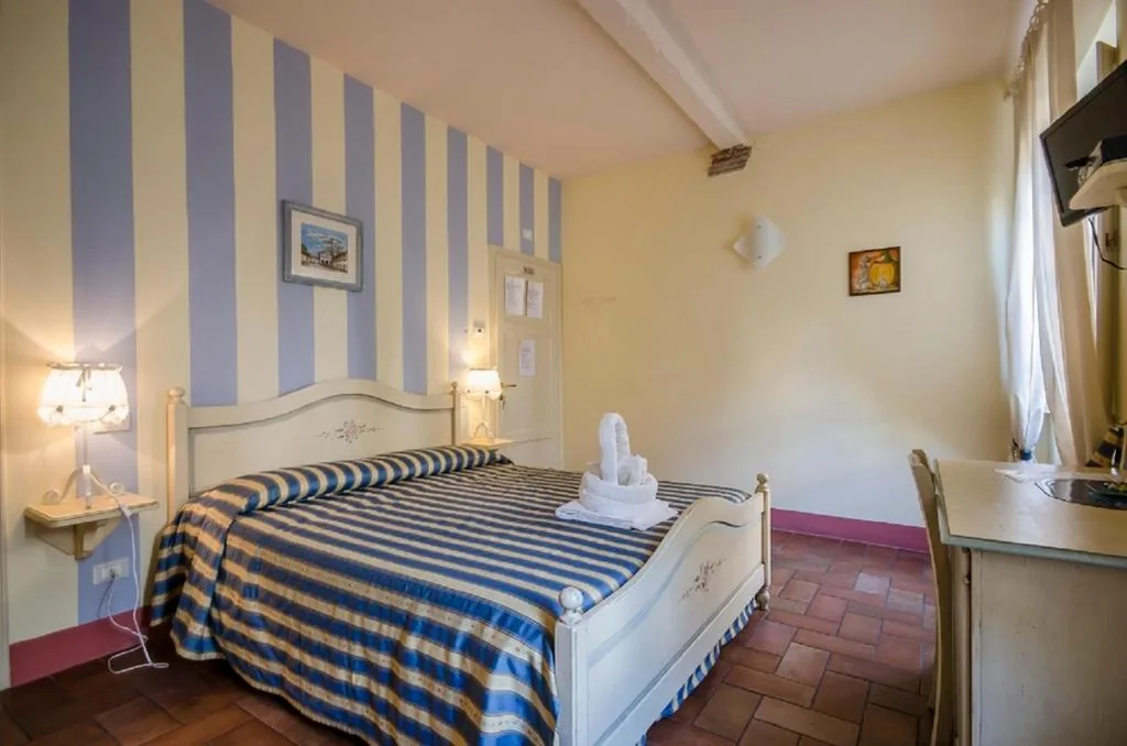 Camera Matrimoniale/Doppia con Letti Singoli — B&B Anfiteatro