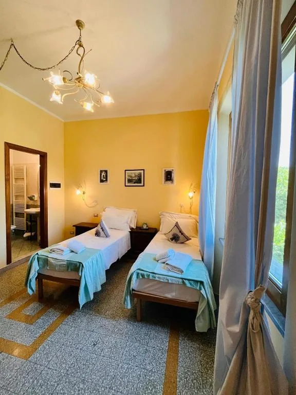 Camera Matrimoniale/Doppia con Letti Singoli — BnB Villa Melany vicino Centro