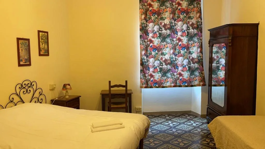 Camera Matrimoniale/Doppia con Letti Singoli con Bagno in Comune — Albergo Bernini