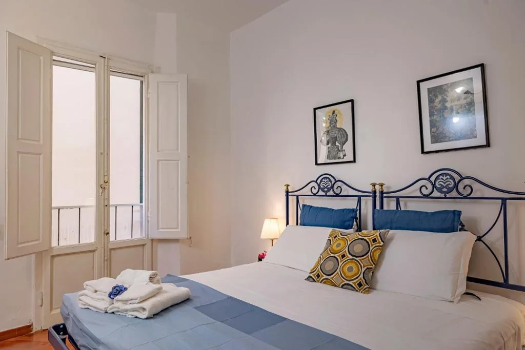 Camera Matrimoniale/Doppia con Letti Singoli con Bagno in Comune — Dante’s Rooms