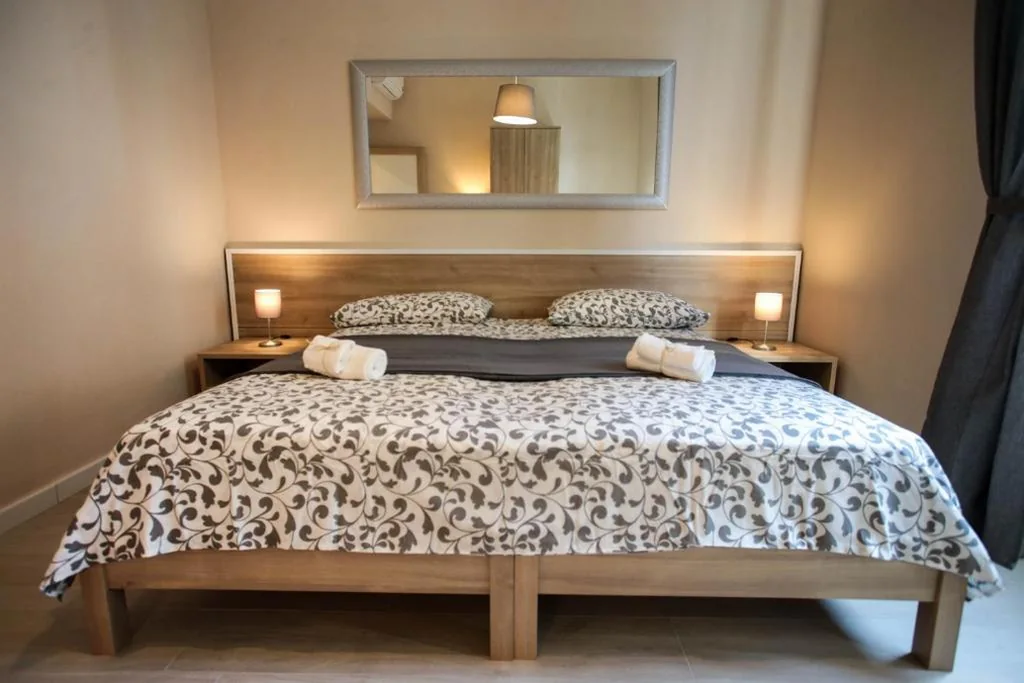 Double or Twin Room with Shared Bathroom — Ervin House